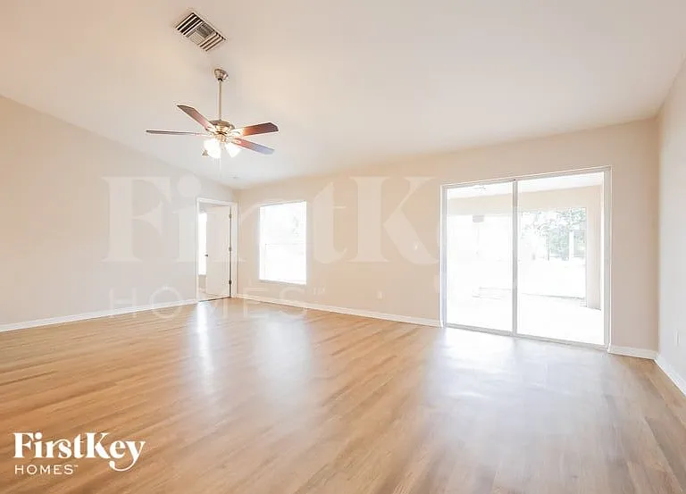1721 SW 44th St — Photo 3