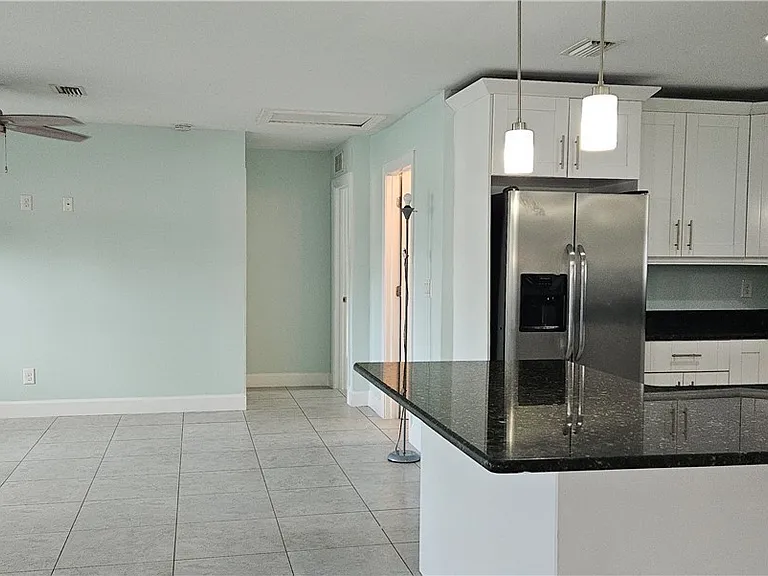1626 Grace Ave — Photo 7