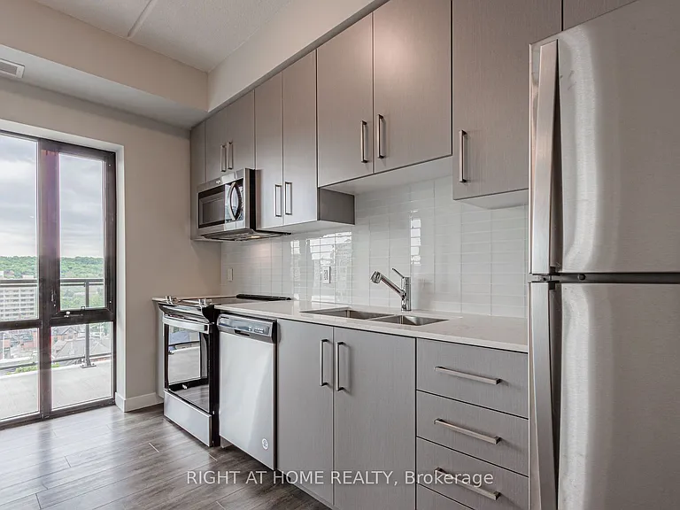 15 Queen St S #1014 — Photo 12