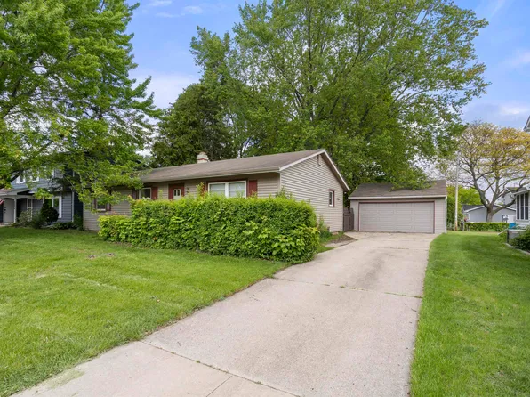 1054 Oxford Ct, Neenah, WI 54956