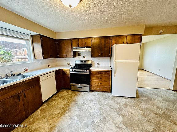 5th image of 609 1/2 S 15th Ave