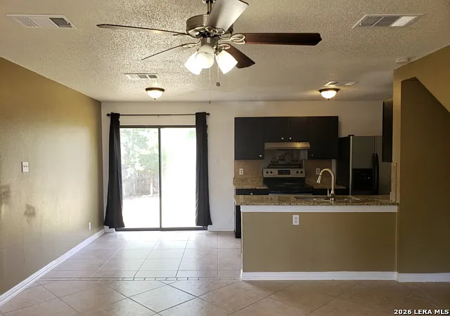 3 bed, 2.0 bath, 1111 sqft, $1,600 — Photo 2