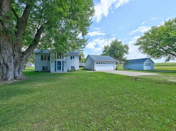 210 E Lawrence St, Dunnell, MN 56127