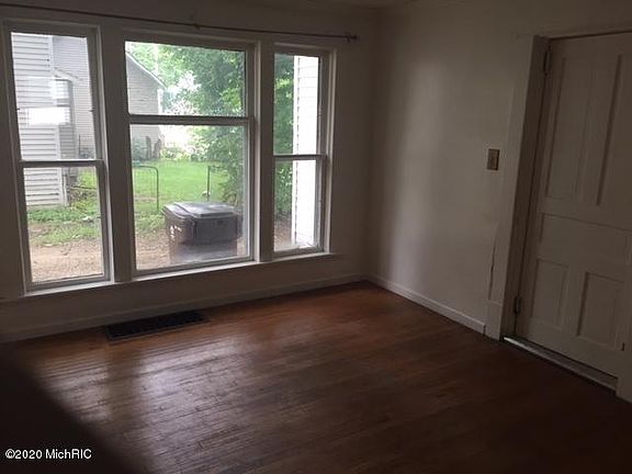 5th image of 418 Woodward Ave