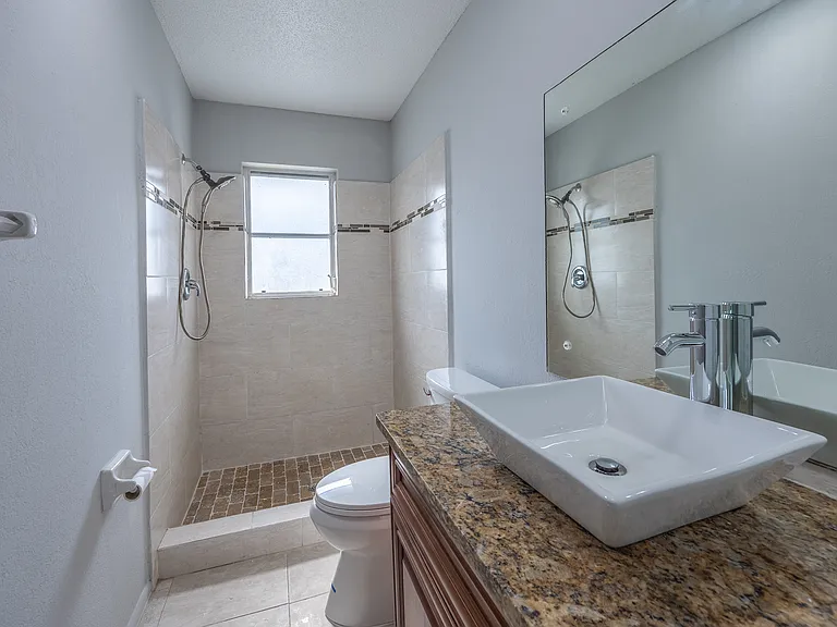 916 Gillespie St — Photo 18