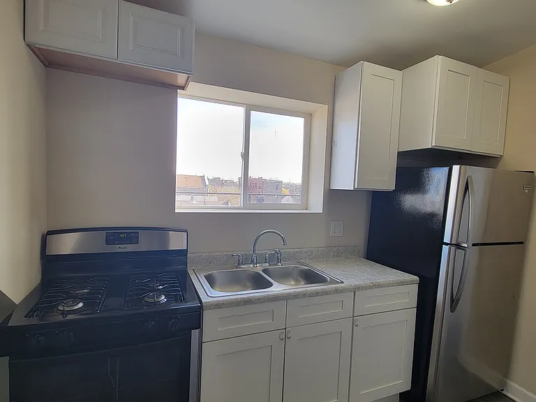 2219 S Oakley Ave #4R — Photo 2