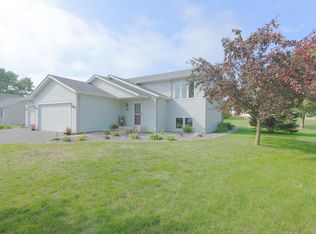 440 Lake Dr, Winsted, MN 55395