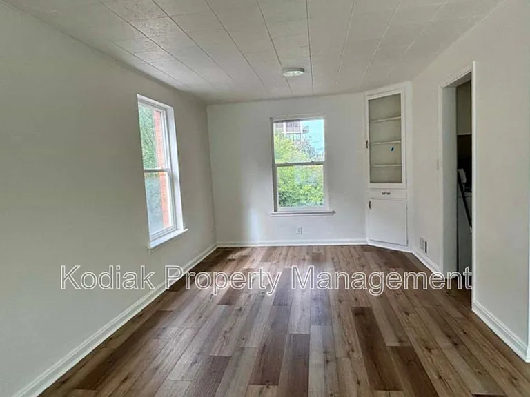 239 N Center St — Photo 4