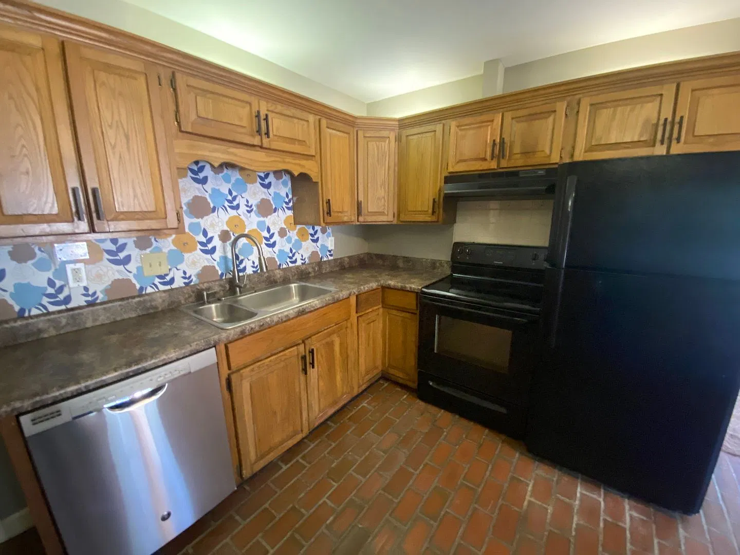 3bed/2bath Home with 2 car garage! — Photo 4