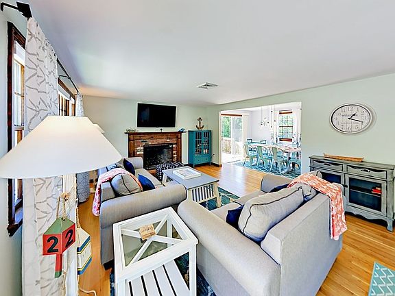 Sunny & cozy living room