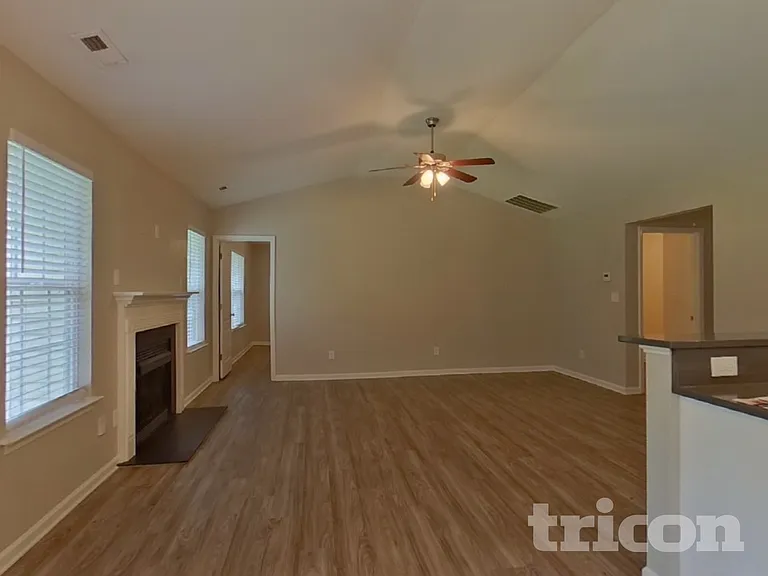 6235 Leslie Dr — Photo 2