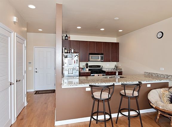 4th image of 2472 W Foster Ave APT 305