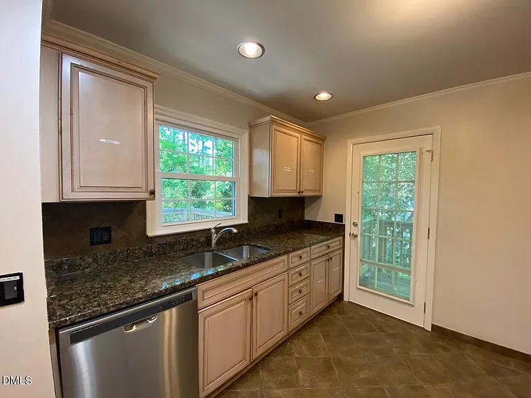 409 Killington Dr — Photo 4