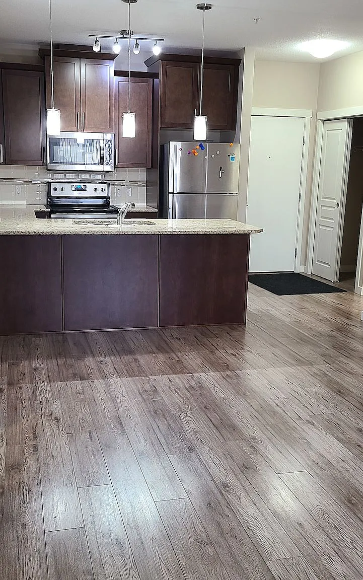 217 812 Welsh Drive — Photo 2