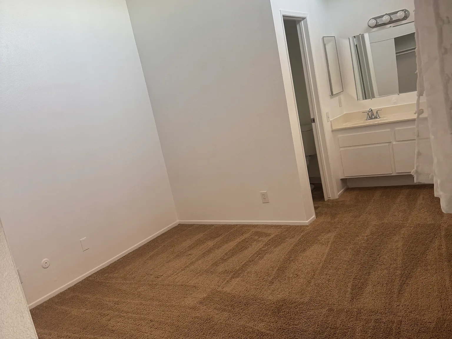 1 bed, 1.5 bath, 712 sqft, $1,960 — Photo 4
