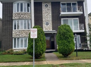 11245 S Roberts Rd, Palos Hills, IL 60465