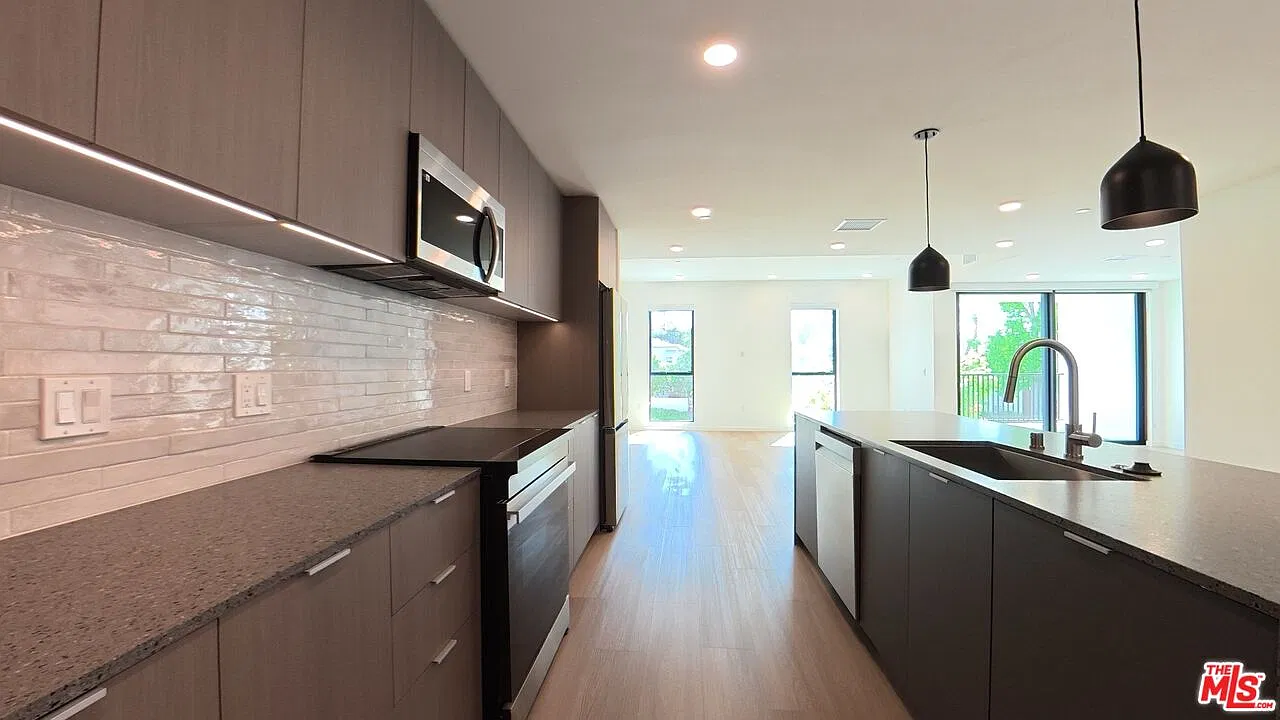 3 bed, 2.5 bath, 1799 sqft, $5,400 — Photo 2