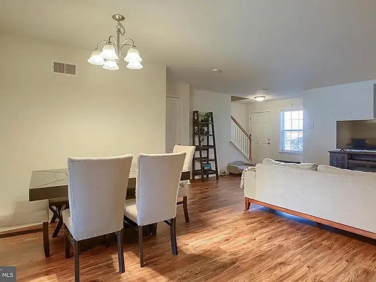 413 Eisenhower Dr — Photo 3