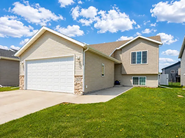 3831 32nd St S, Moorhead, MN 56560