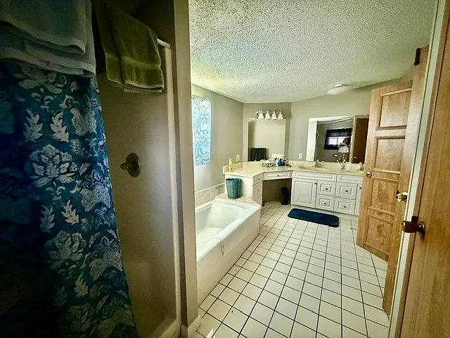 470 Hilltop Ct — Photo 17