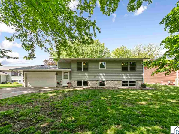 216 Hendricks Ln, Janesville, MN 56048