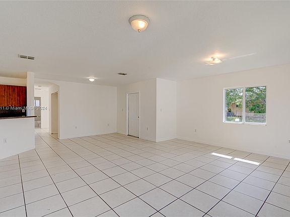 5th image of 880 SW 9th Plz