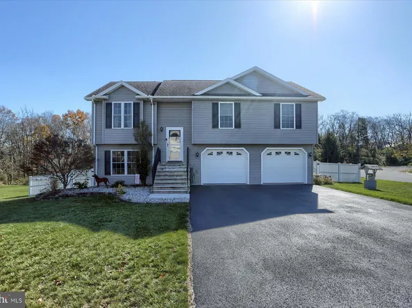 2 Camelot Ln, Newville, PA 17241