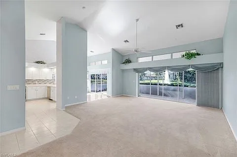Living area with view to the pond/fountain