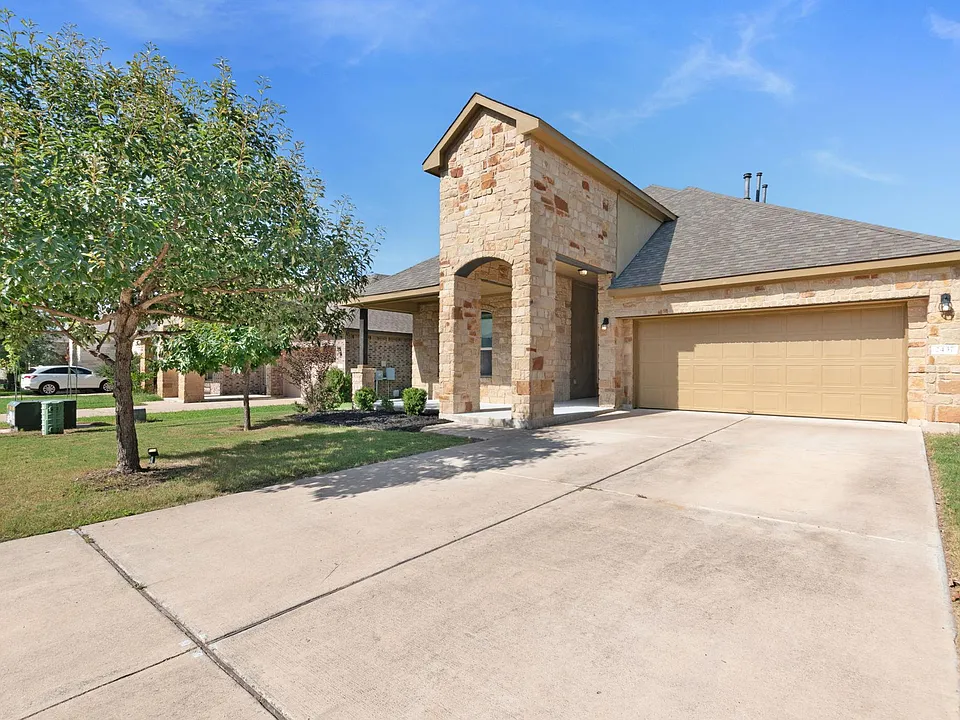 2437 Lyla Ln