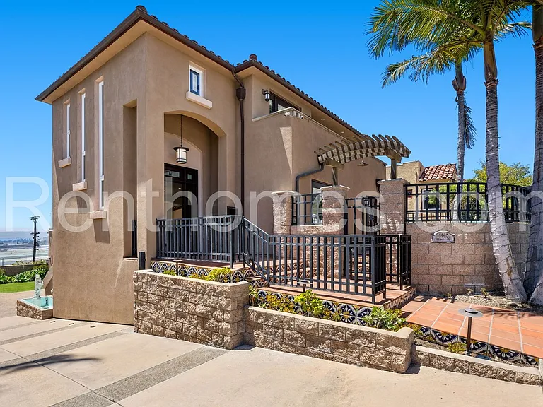 2940 Columbia St — Photo 4