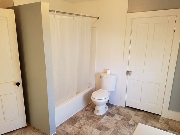 Bathroom L2