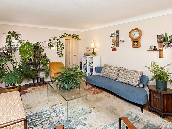 4th image of 3211 Lindlavista Way