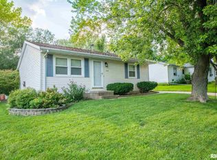 213 Hillside Ct, Pekin, IL