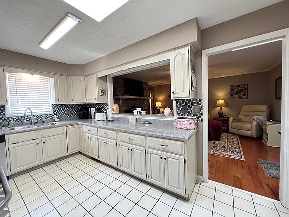 4th image of 1096 Fox Dr