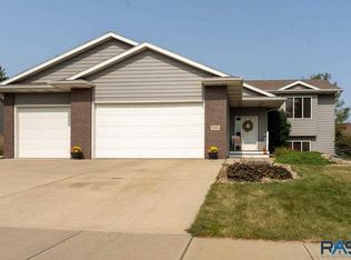 2901 E Sunrise Ct, Brandon, SD 57005