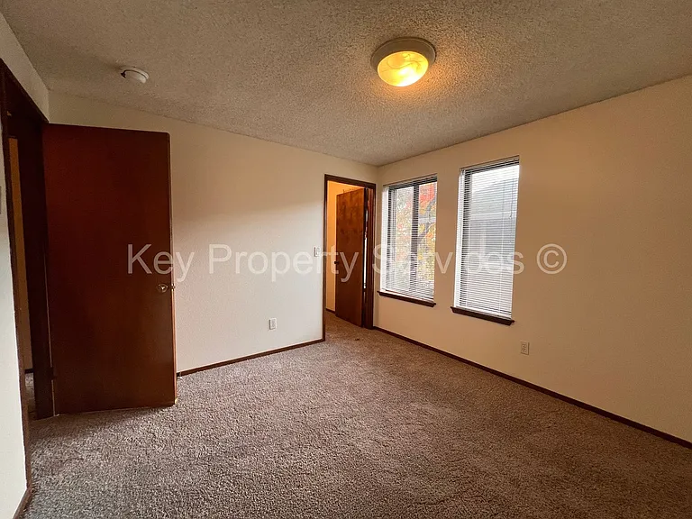 607 R St — Photo 16