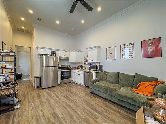 4th image of 3032 Orleans Ave