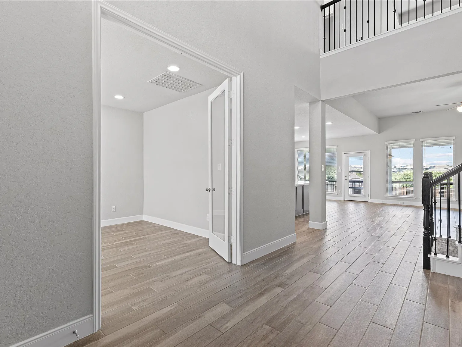 4 bed, 3.5 bath, 2553 sqft, $2,895 — Photo 4