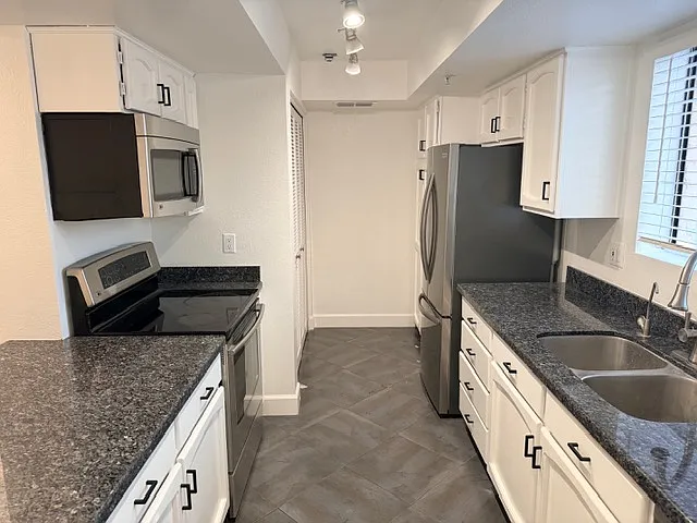 2 bed, 1240 sqft, $1,900 — Photo 2