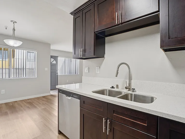 Chadron Apts — Photo 12