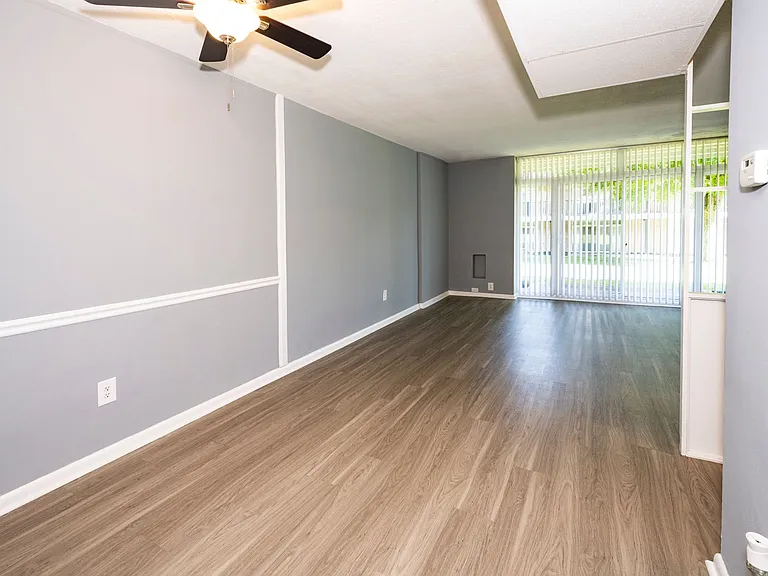Creswood Apartments- Come home to Convenience! — Photo 7