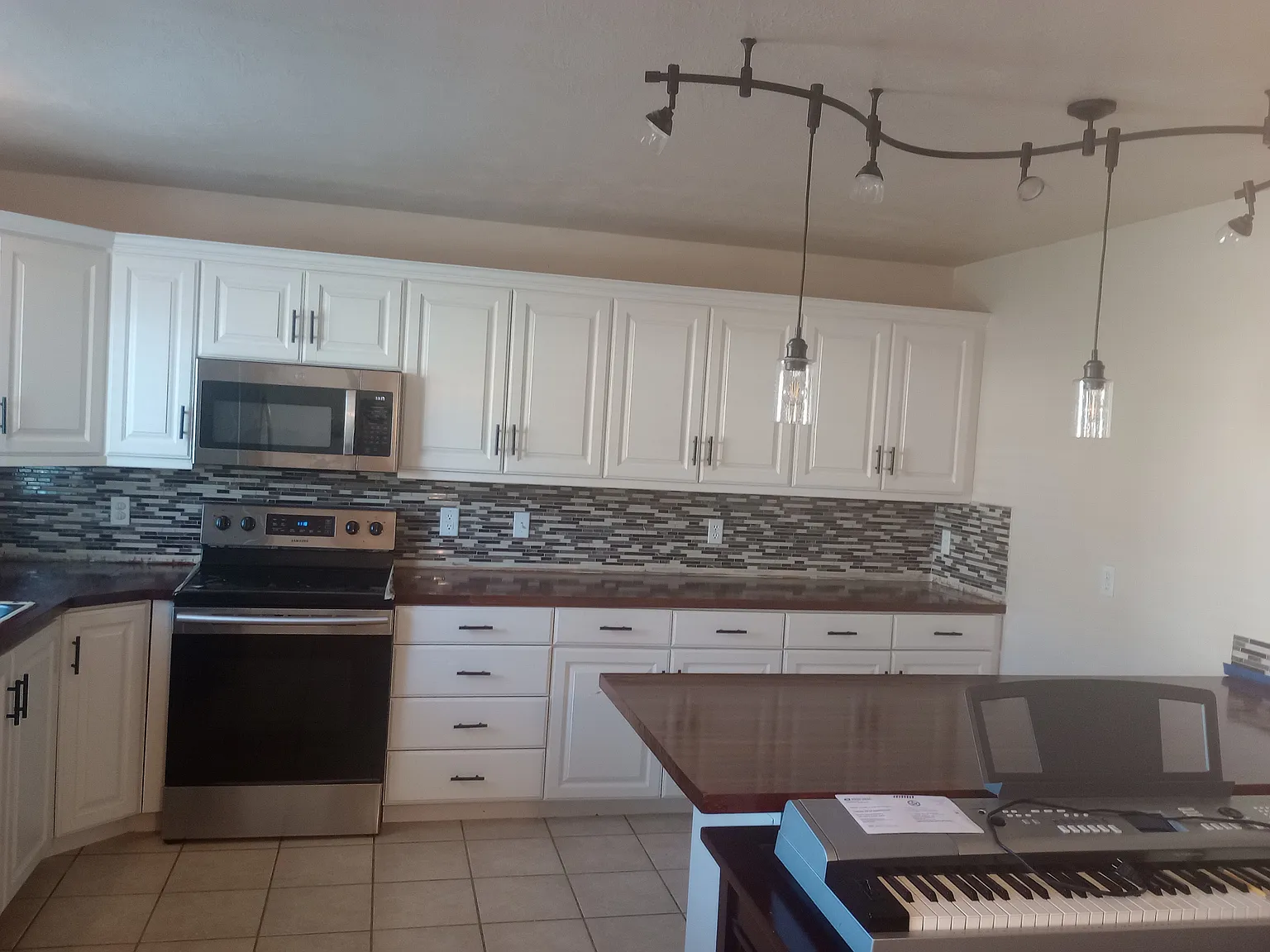 4 bed, 2500 sqft, $1,999 — Photo 4