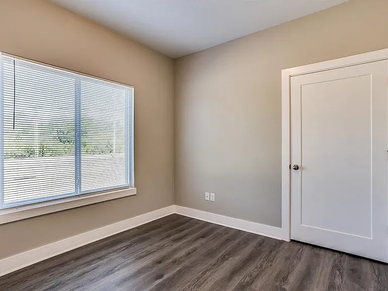 4946 N Vassar Ave — Photo 17