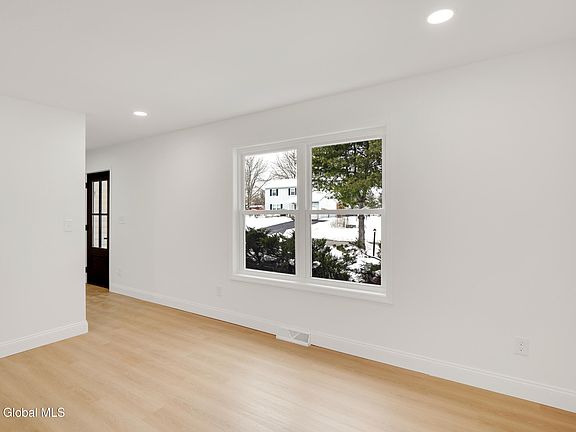 4th image of 1050 Laural Lane