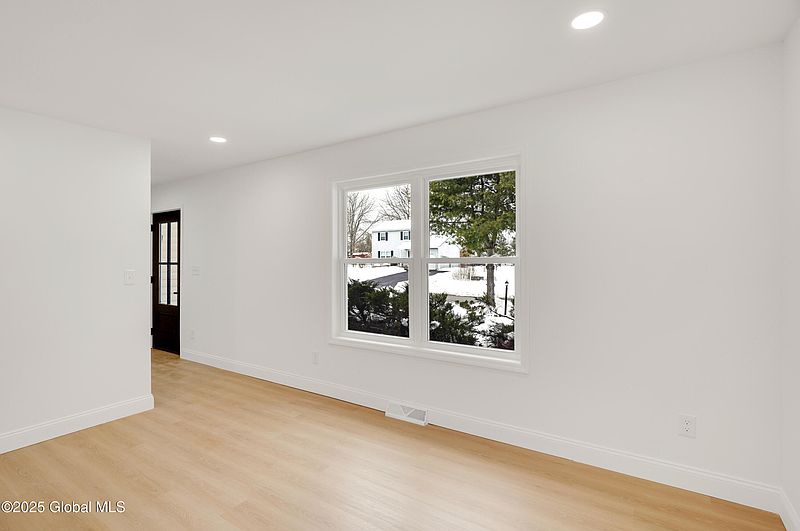 4th image of 1050 Laural Lane