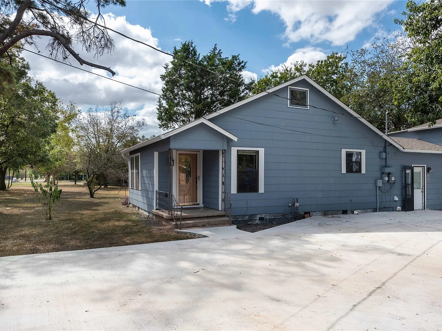 3 bed, 1.0 bath, 2251 sqft, $1,700 — Photo 1