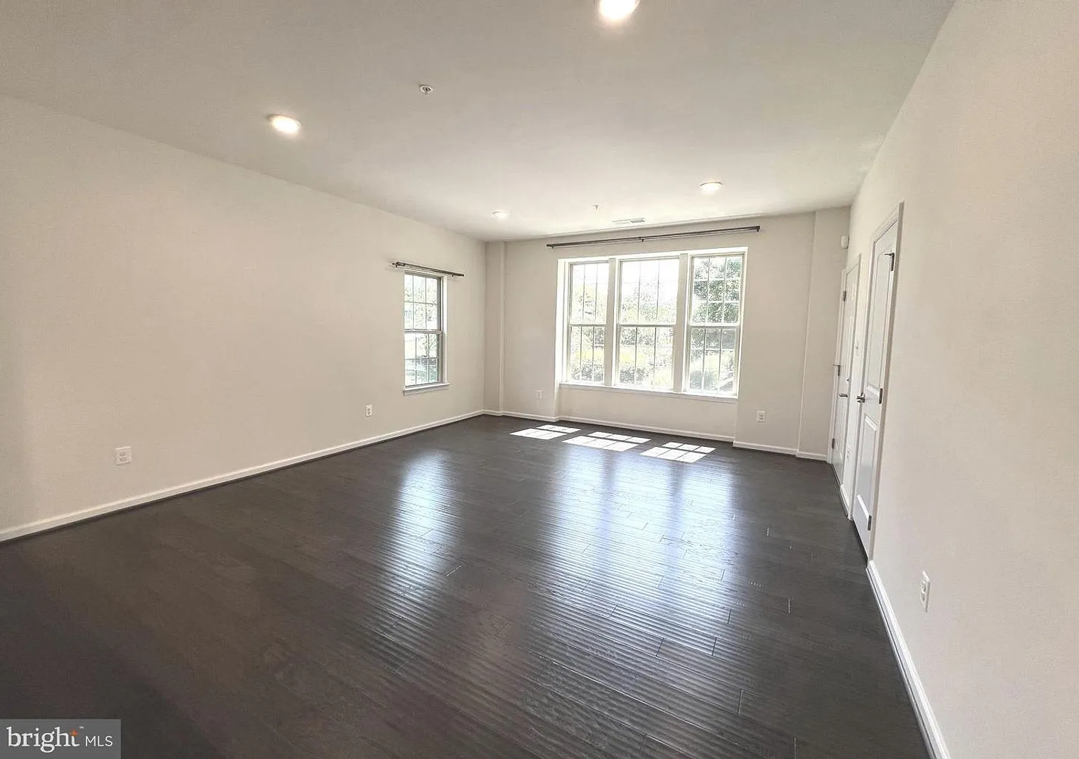 Beautiful end of group 3bd 2.5bth 2 level townhouse/condo with attached garage. — Photo 3