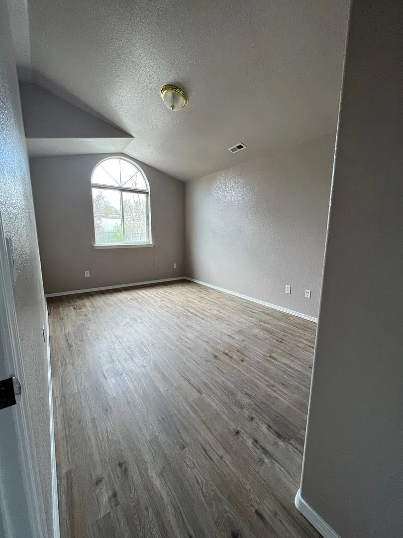 3 Bedroom, 2.5 Bathroom Townhouse - Near Oregon Tech and Sky Lakes! — Photo 2