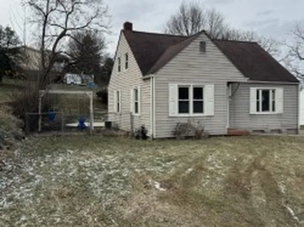 104 Edgewood Dr, Marietta, OH 45750