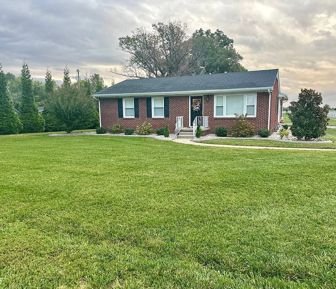 3 bed, 1378 sqft, $1,950 — Photo 1